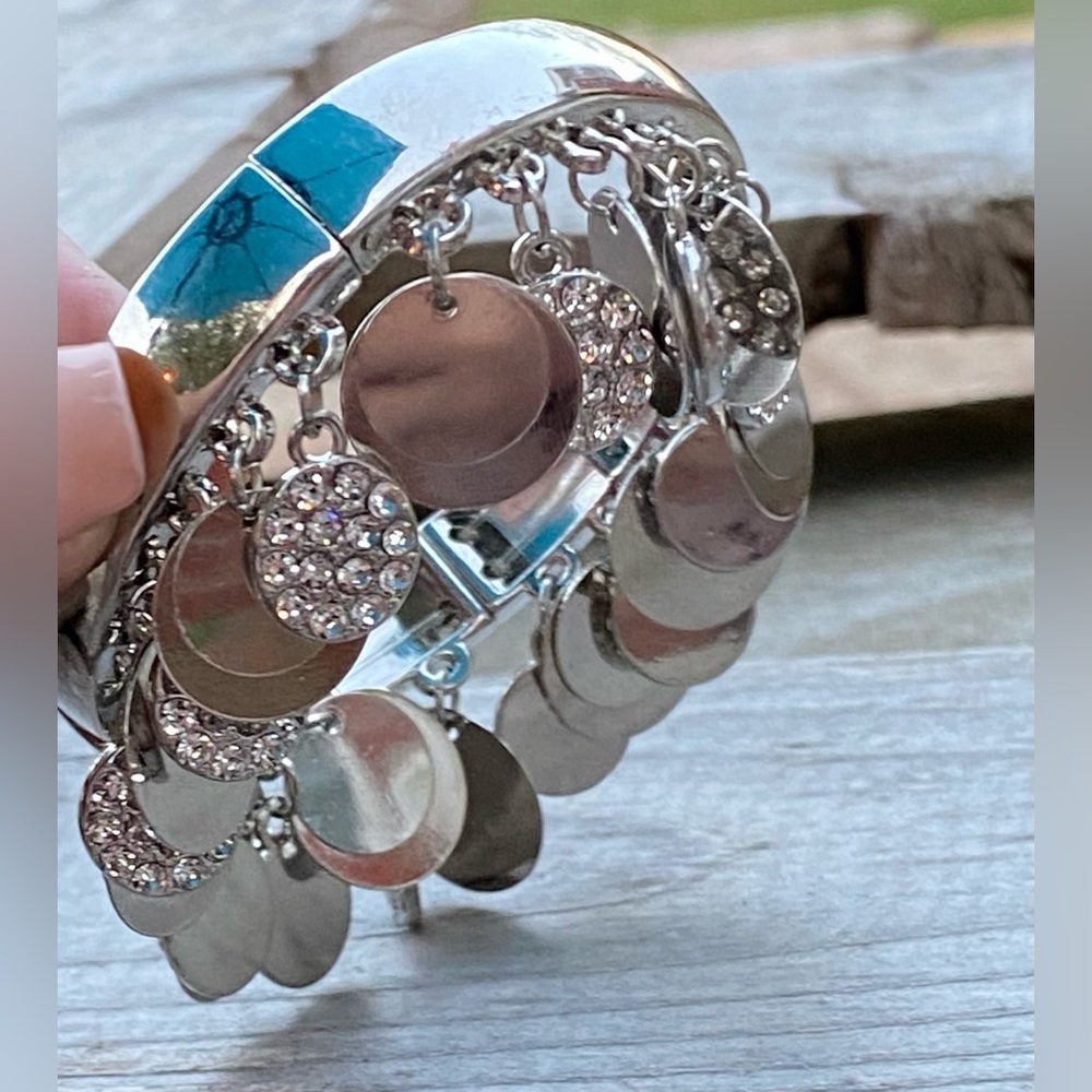 NWT STYLE & CO SILVER PAVE & SHAKY DISC STRETCH BANGLE BRACELET